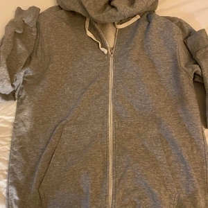 Grå zipup hoddie - Jätteskön. Köpare står för frakt 