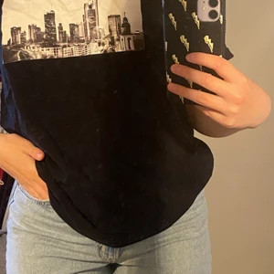 Tröja - Denna tröja med ett tryck är helt ny och kommer ifrån shien. Säljs för att den inte andvänds. Hör av dig vid intresse eller frågor😊 frakt på 59kr kommer att tillkomma❤️