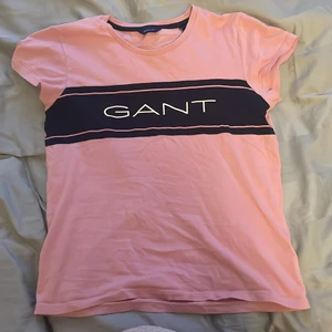 Gant tröja - Säljer min gant tröja då den inte passar mig längre. Fint skick. Skriv privat för fler bilder! Tror jag köpte den för ca 400kr i nypris❤️ köpare står för frakten