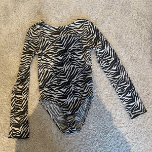 ‼️zebra body‼️ - 🌺säljer denna superfina zebra bodyn från zara i jätte bra skick endast andvänd 1-2 gånger i storlek 134/140🌺