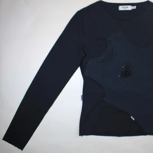 Vintage moschino top - Himla fin topp från moschino i jersey/syntetmaterial med ytterligare en topp i bomull fastsydd. Den är en riktig hugger och sitter jättefint på. Superfint skick. 