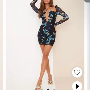 OÖPPNAD klänning från Nelly - Fick hem denna klänning idag och den var lite för liten för mig, den var väldigt fin och har endast testat den en gång och det var precis när jag fick hem den. Påsen är obruten. Den är i storlek S och det är ett väldigt skönt material och ordinarie pris är 499 kronor och säljer den för 400 plus frakt❤️ (kan tänka mig att gå ner i pris )