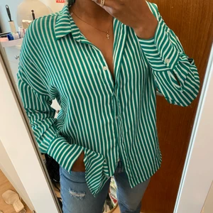 Grön randig skjorta - Grön randig blus/skjorta från Newyorker i storlek xs💓 stor i storleken, passar mig som är s/m💓 super fin men inte min stil längre där av säljer jag den💓