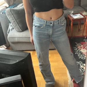 Jeans - Ljusa jeans från hm, säljer då de är för stora för mig.