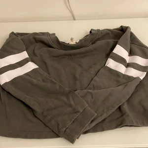 H&M militärgrön magtröja - Bra skick, passar med högmidjade jeans, luftig och bekväm 