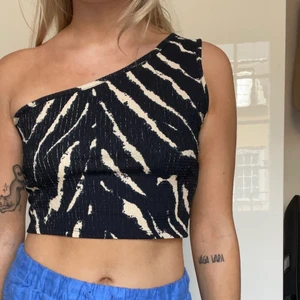 Topp från Monki strl S - Topp från Monki i fint skick. Hoppas den kan få mer glädje i nån annans garderob! 