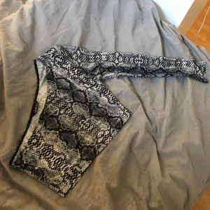 One shoulder topp - En helt oanvänd one shoulder topp från shein! Storlek M men skulle säga att den passar XS-M! Frakt tillkommer på 45kr (Fraktalternativet nedan stämmer alltså inte)