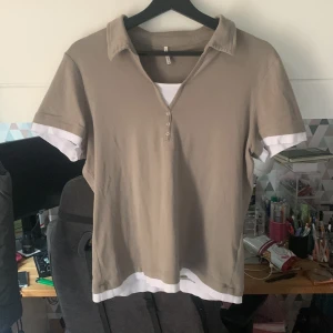 Tshirt med krage - Knappt använd.