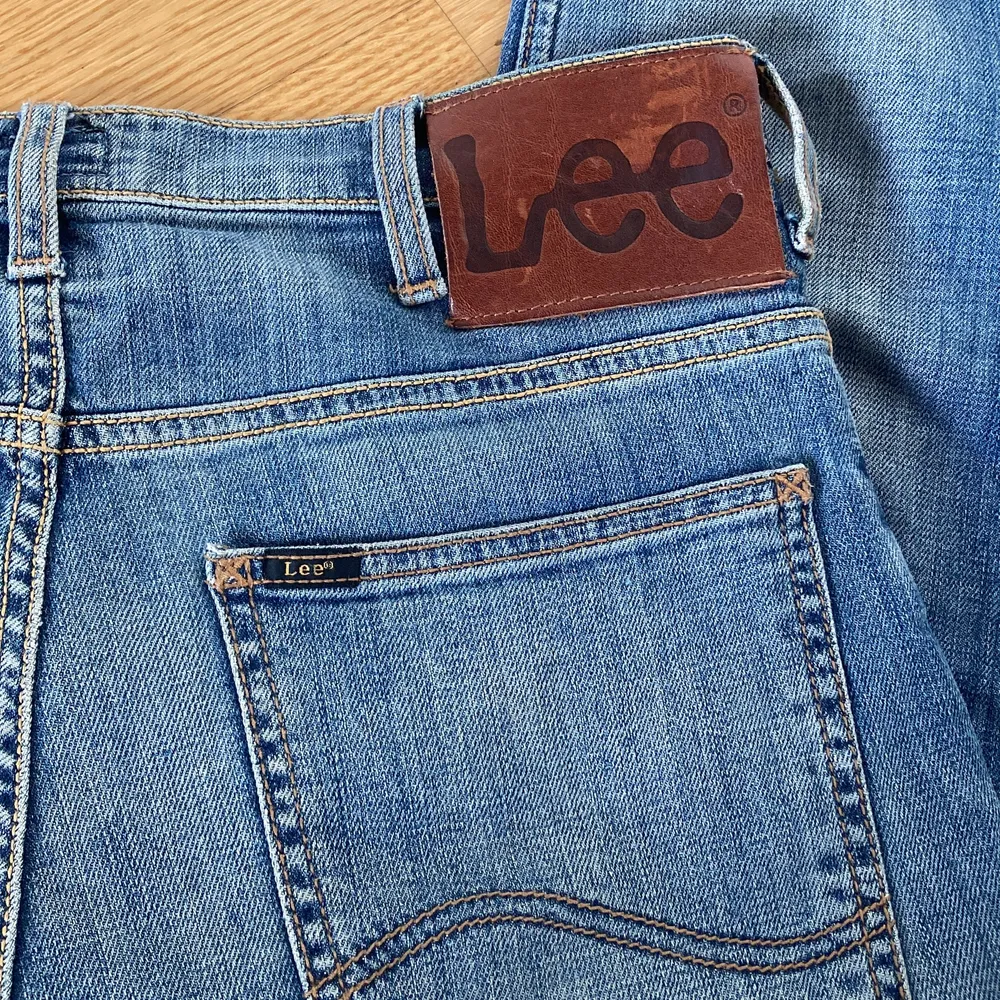 Säljer dessa super fina Lee jeans då dom ej kommer till användning💞Köptes second hand och är i bra skick💞Dom passar bra på mig som är 168 och brukar ha storlek 36💞. Jeans & Byxor.