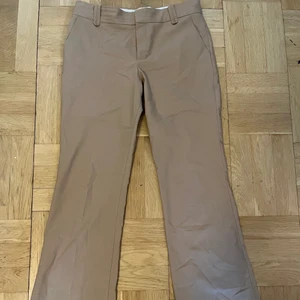 Lågmidjade Kostymbyxor  - Kostymbyxor från Mango. Vida i benen. Perfekt passform. Jag är 170cm och det går över fötterna. Perfekt vid med klackar.