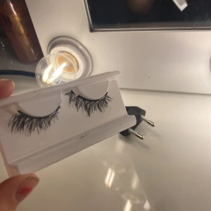 Ögonfransar med lim  - Ett par ögonfransar med lim aldri använt 