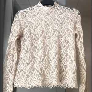 Topp - Beige cool topp i spets från märket Samsoe & Samsoe. Storlek S-M