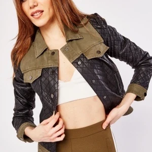 Jacks I storlek M - Säljer denna fina jackan som jag köpte nyligen. 