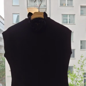 Topp Sthlm  - Svart fitted topp från Stockholm med högkrage 