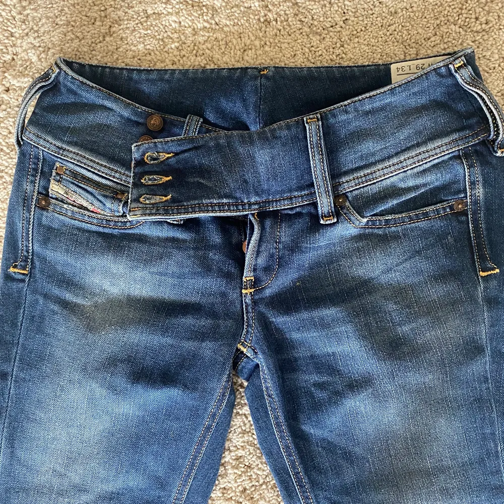 Svin snygga lågmidjade dieseljeans som var för små för mig! Står måtten 29/32 men skulle säga att det är runt 30 i längd för de är avklippta! ❤️ byxorna är lite mörkare än på den första bilden men annars exakt samma modell! . Jeans & Byxor.