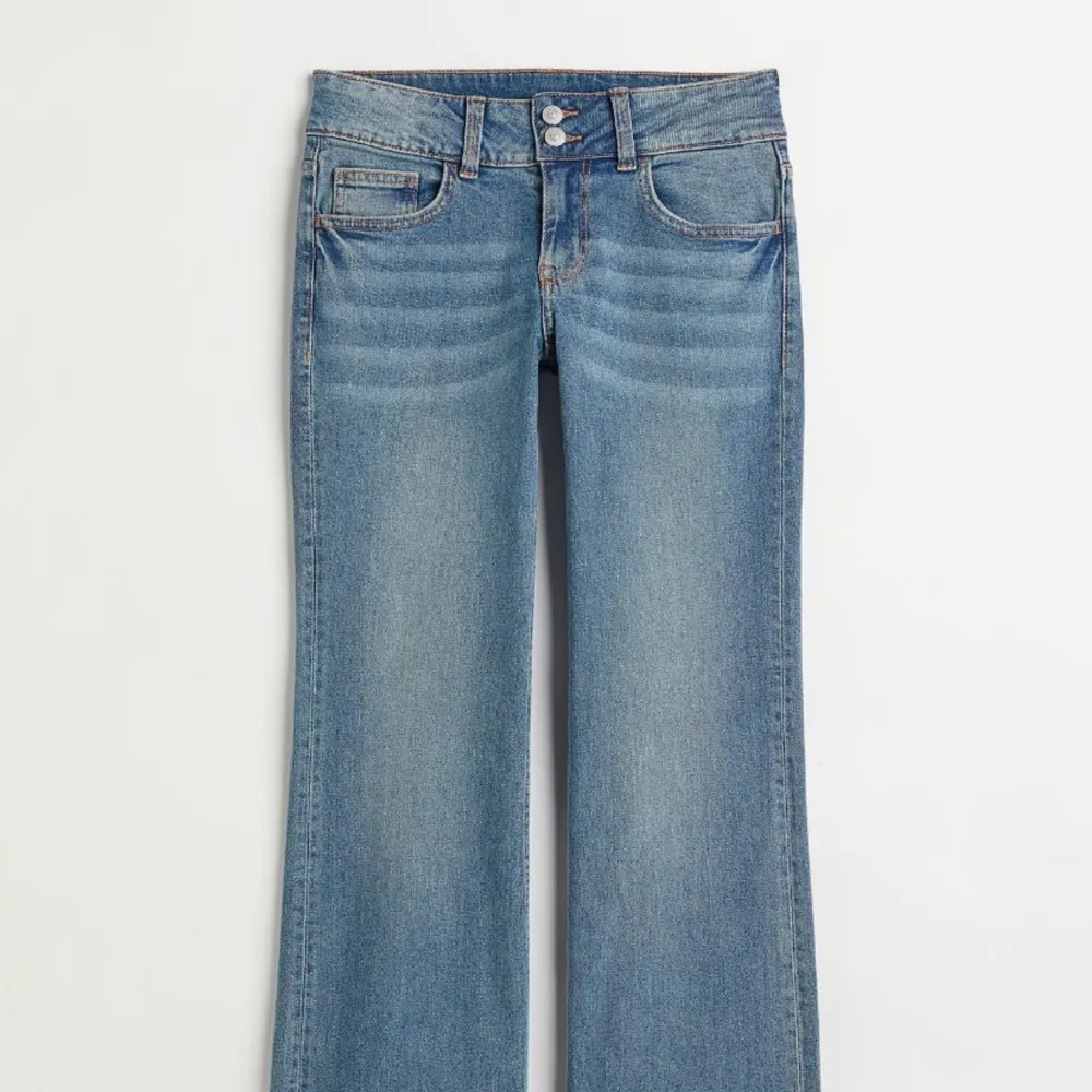 Helt nya slutsålda lågmidjade jeans från H&M<3 För små för mig</3 Står strl 40 men VÄLDIGT små då de är lowwaisted   🤍🤍   midjemått: 79cm ish (39 tvärs över) innerbensmått: 82/83cm.                                      OBS: Första e inspo, bild 2&3 säljes. Jeans & Byxor.