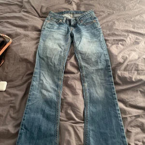 Levis - Funderar på att sälja dessa lågmidjade Levis. Super fina och i bra skick!!😍🤩