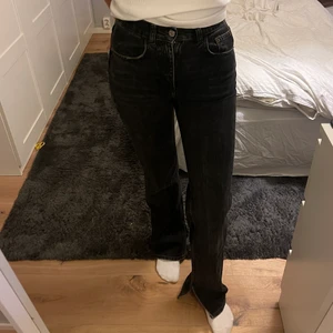 PULL&BEAR jeans med slits  - Säljer mina favorit jeans då de inte längre passar mig ! Jeansen har en superfin slits längst ner och är i en gråsvart färg
