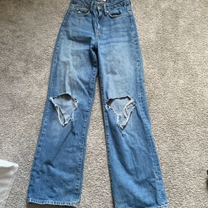 Jeans  - Säljer dessa blåa jeans med hål.