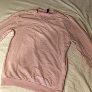 Rosa sweatshirt - Varm och skön tröja, perfekt på sena sommarkvällar. Väldigt fin med ljusa kläder. 