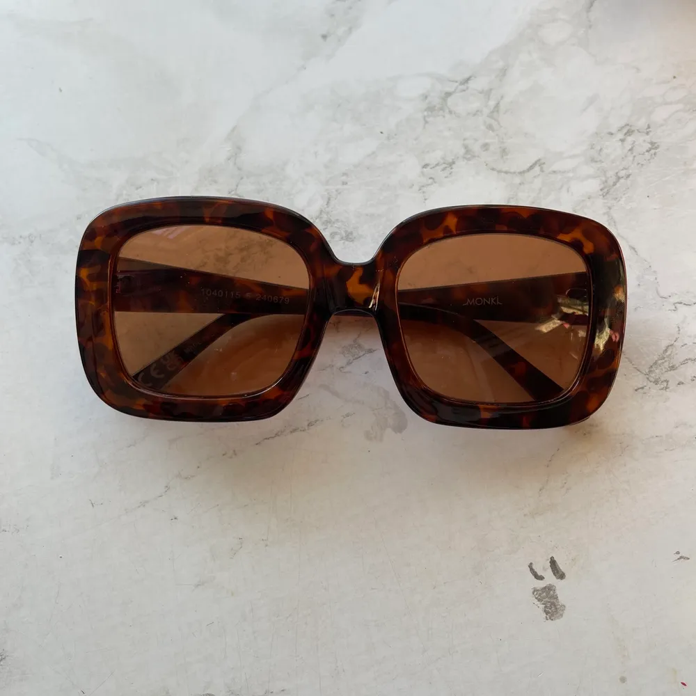 Världens snyggaste solglasögon som jag köpte på Monki för ca 1 vecka sen! Köptes för ca 150 kr, men säljer då jag har ett par liknande. Så snygg och trendig gul/orange nyans på glasen, så coola!🤩💫 Påsen för förvaring kommer med!. Accessoarer.