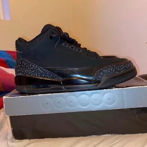 Jordan 3 Black Cats - Använda, skulle säga 7/10 eller 8/10 det ända som är flaw är att dom är lite creasade, kan skicka bild.