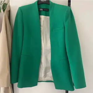 Säljer denna coola blazer från zara i grönt💚 Endast använd en gång och som ny. På bild ser kavajen mörkare ut, men är egentligen ljusare, mer som på referensbilden men lite mörkare. Knäpps genom en metallhake på insidan. Superfin passform😍 Ord: 699kr