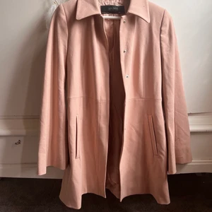 Kavaj/kappa från Zara - Super fin kappa/kavaj från zara  i väldigt fint skick förutom att det saknas en knapp som man ser på sista bilden. Annars är den som ny😍