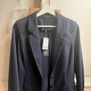 Kavaj  - En helt ny kavaj som aldrig kommit till användning för det är inte riktigt min stil, köpt för 499kr från freequent. Vi kan diskutera om priset