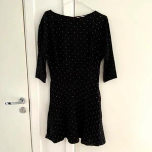 Klänning från & other stories - Svart mellanlång klänning med vita små stjärnor. I gott skick och bra kvalité!