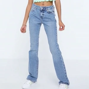 Lågmidjade bootcut - lågmidjade bootcut jeans har lite slitningar där nere skriv privat för egna bilder 💕