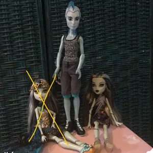 Monster High  - Jätte fina monster High dockor killarna är i perfekt skick och kan även röra fötterna. Tjejerna är fina paket pris 900,kr 