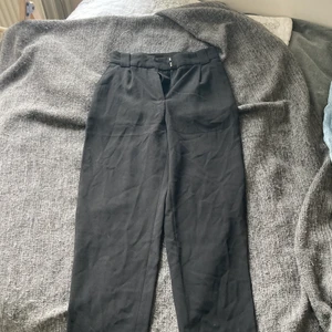 Kostymbyxor  - Superfina raka kostymbyxor från HM! Strl 32 så tyvärr har jag växt ur dom
