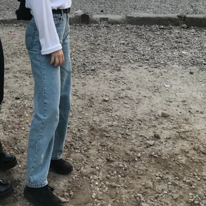 Levi's Jeans  - Jeans från Levi's som sitter som en dröm! Mid waist. För små för mig så har inga bättre bilder! Jag är 165 cm och de är lite längre än så! 