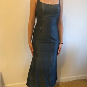 Handbroderad grön balklänning  - En superfin grön-grå balklänning, med handbroderad pärlor🤩😍 lite kort på mig som är 174cm, och endast testad ett fåtal gånger!