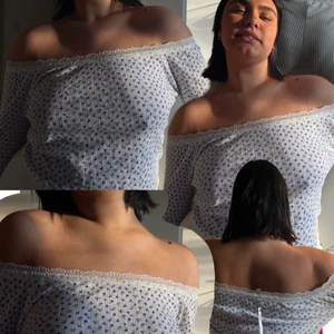 Blommig sommartopp  - Supersöt oanvänd blommig topp i blå och vit med lappen kvar. Lite djerfavenue vibes?