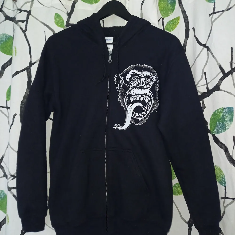 Säljer en officiell Gas Monkey Garage ziphoodie från serien Fast And Loud. Storlek S men kan även passa M. Toppen skick, nypris 650 kr.. Hoodies.