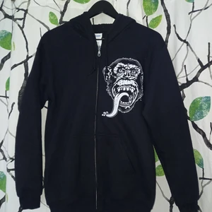 Gas monkey garage hoodie  - Säljer en officiell Gas Monkey Garage ziphoodie från serien Fast And Loud. Storlek S men kan även passa M. Toppen skick, nypris 650 kr.