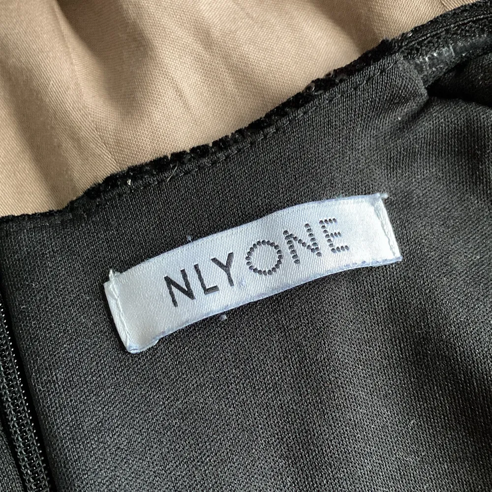 En svart glittrig klänning från Nelly.com, står ej storlek men skulle säga XS, S. Superfin och använd endast 1 gång. Pris kan diskuteras vid snabb affär❣️. Klänningar.