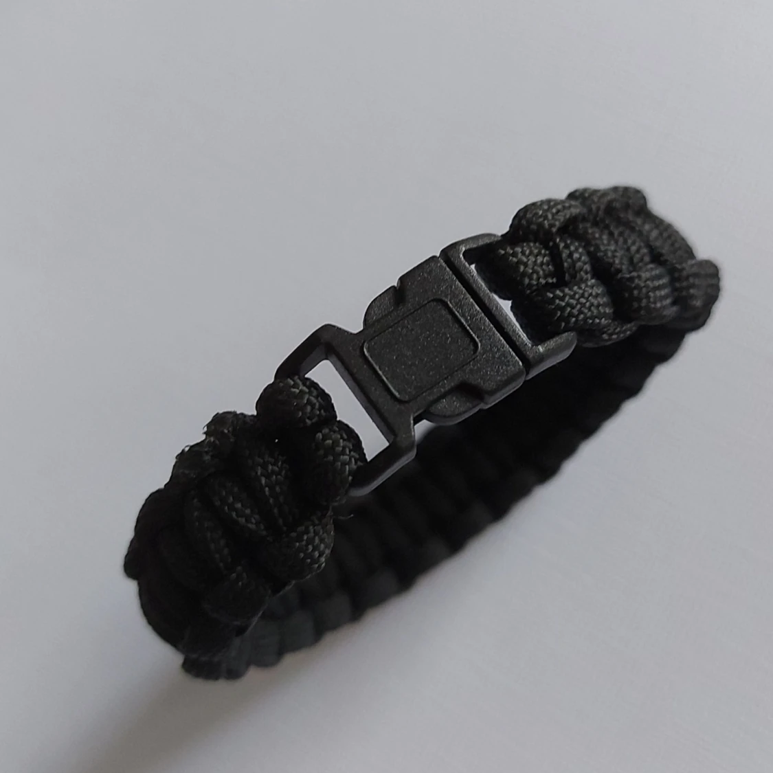 Armband av makrame, helt ny - 91