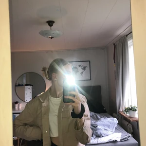 Snygg oversized jeansjacka - Säljer denna jeansjackan då den ej kommer till användning. Storlek L men sitter snyggt oversized på mig som vanligtvis har S. Skriv om ni har några frågor❤️