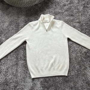 Zara halv zip - Säljer denna zara halv zip för tycker inte om den lika mycket längre. Pris kan diskuteras 