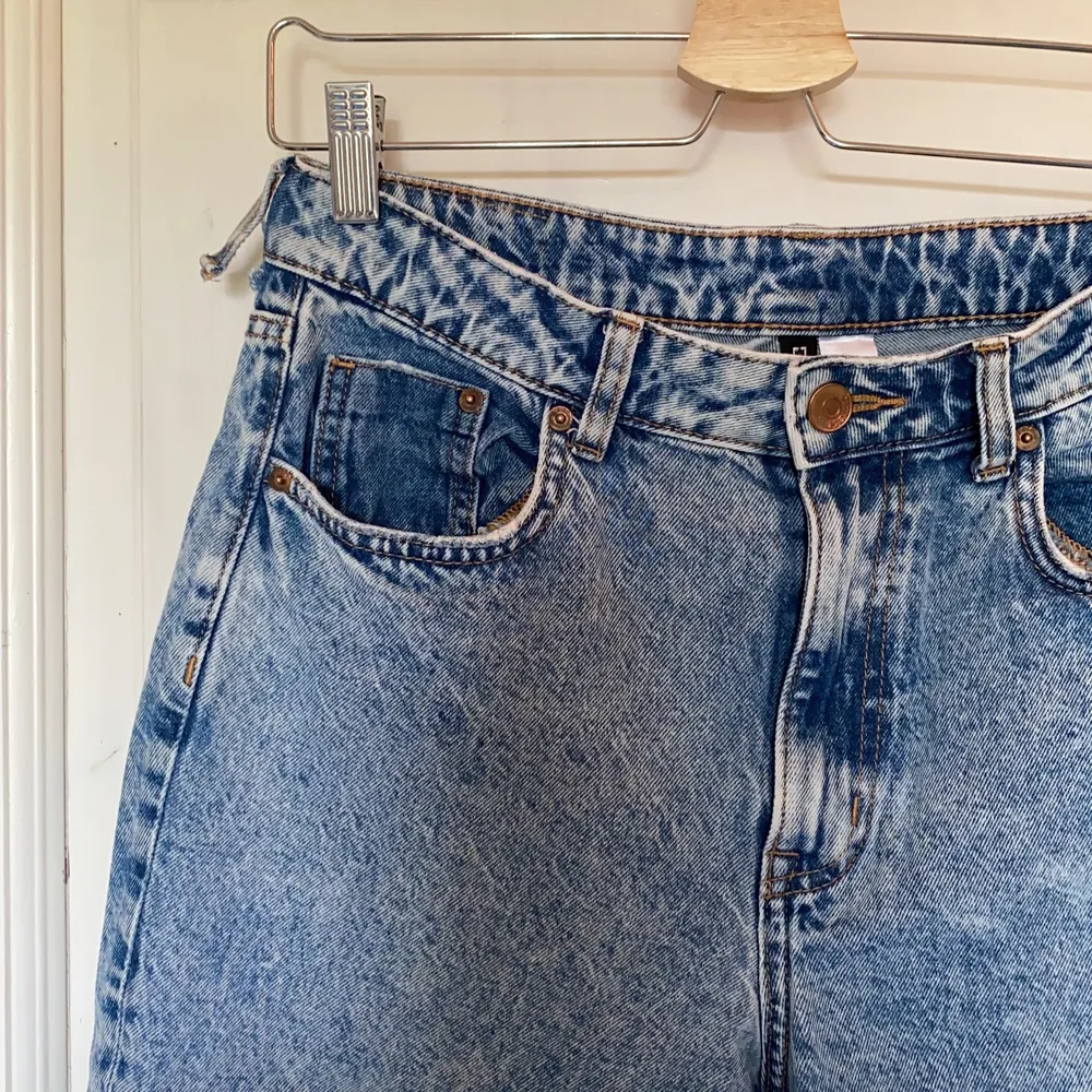 Snygga jeans från H&M💙 det är strl 40 men skulle säga att den är ganska liten i storleken🧿 kan mötas upp i Stockholm eller posta💋. Jeans & Byxor.