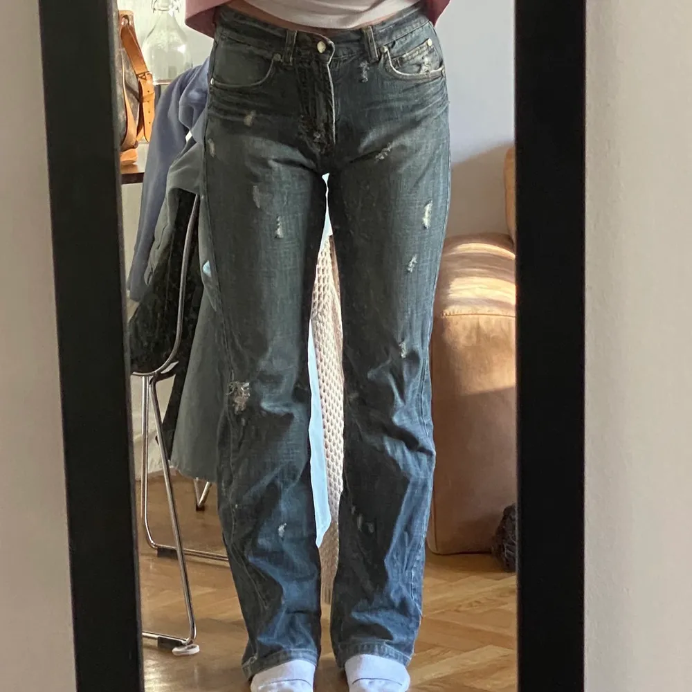 Raka, midrise, grå/blå jeans köpta secondhand i Paris. Passar mig helt ok som vanligtvis har strl 27 i jeans. Längden är perfekt för mig som är 1.68. Tror de skulle suttit perfekt på en strl 26 som vill ha lågmidjat. . Jeans & Byxor.
