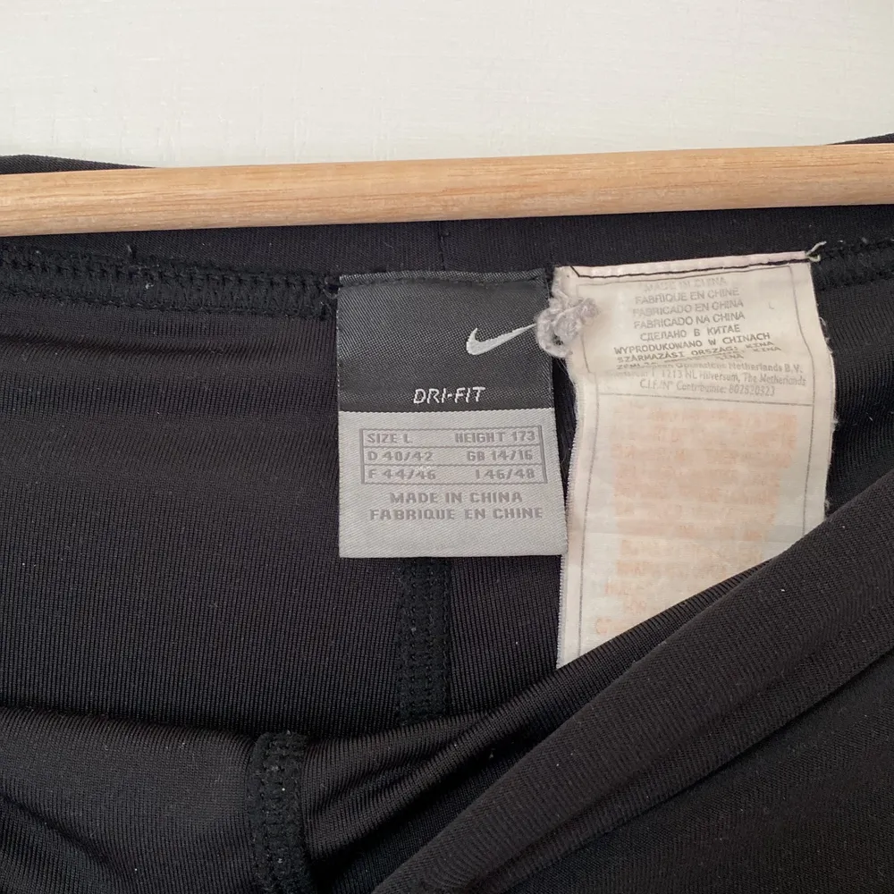 Nike yoga byxor köp från loppis.  Storleken är Large. Vet ej om de är äkta då jag köpte från en loppis! ”Träning kläder ” material  . Jeans & Byxor.