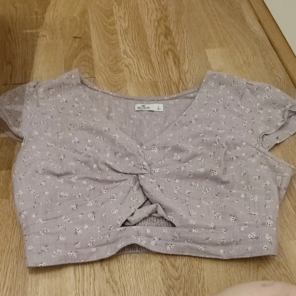 En jätte fin blommig tröja som jag fick av min syster. Är för stor för mig därför säljer jag den . Perfekt inför sommaren . Toppar.