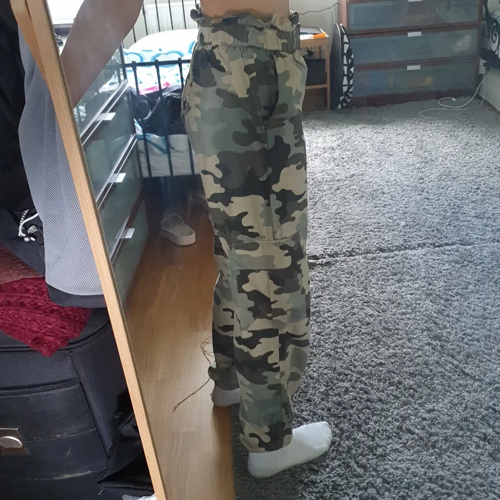  Ett par skit snygga militär byxor som jag har tyvärr växt ifrån💓💓. Dom är highwaisted och skit bra längd för mig som är 157,5cm😍. Jeans & Byxor.