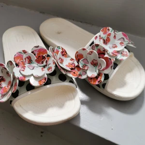 Crocs Stl 39  - Använd ett par ggr, lite smuts 