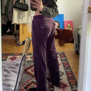 lila juicy couture - lila juicy couture byxor! Knappt använda, bra skick. Bra längd på mig som är 173cm. Hör av dig vid frågor, funderingar eller fler bilder. Köparen står för frakt (66kr) 📦💗