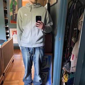 Grå Nike hoodie med zip, storlek M Nästan helt ny, endast använd en gång. Cond 9,5/10